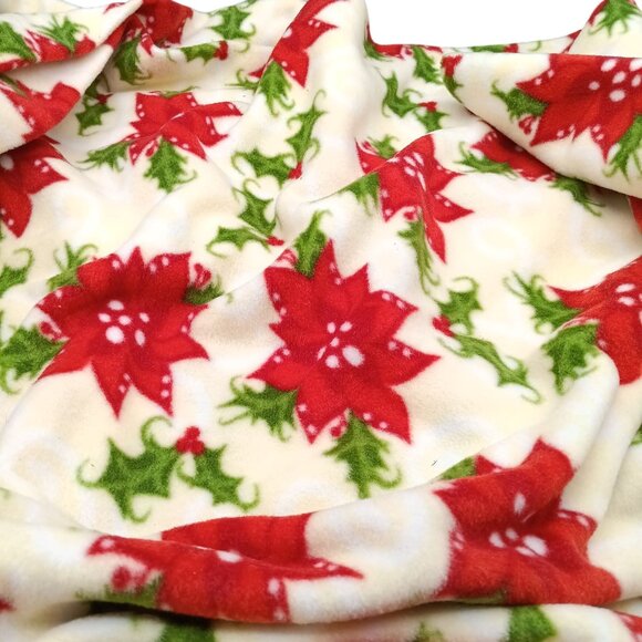 1.5 Yards Holiday Fleece Fabric Christmas Poinsettia & Holly Print Joann Exclusi - Picture 1 of 3